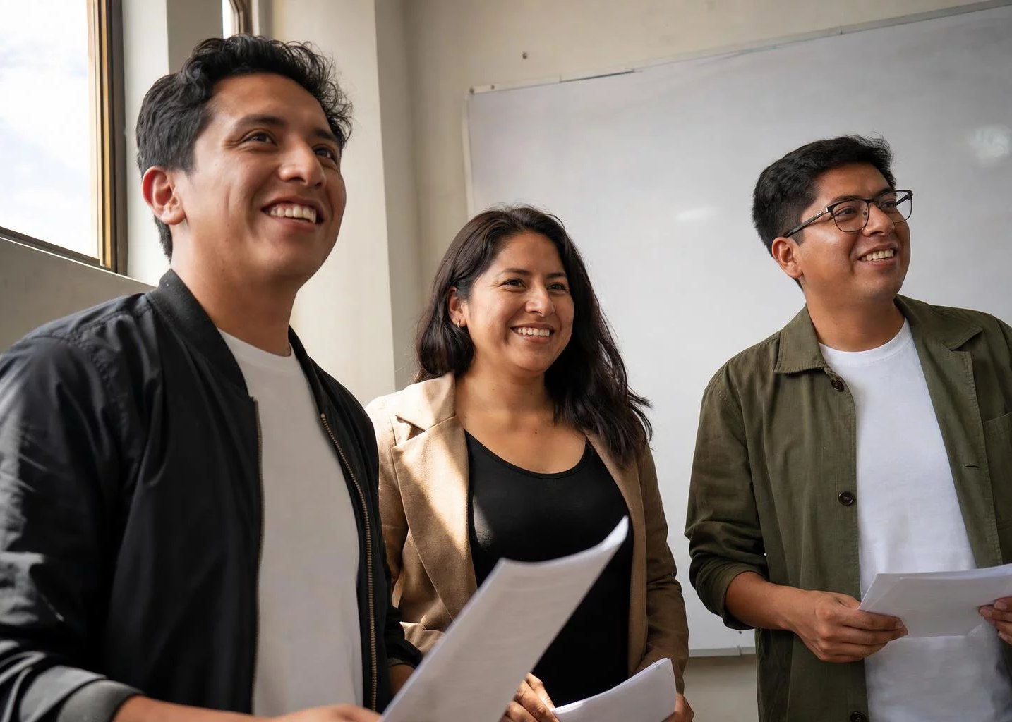 Tres participantes sonrientes al final de la ronda